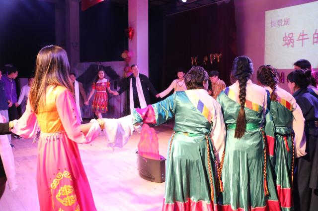 校领导与少数民族学生共舞