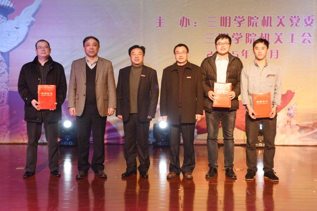 副校长江芳俊、陈晓明、赖锦隆为获奖单位颁奖